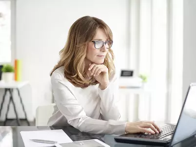 frau arbeitet am laptop
