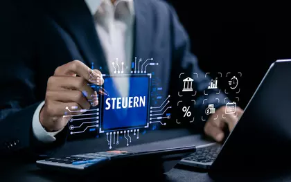 Das Wort Steuern wird auf eine virtuelle Oberfläche geschrieben.