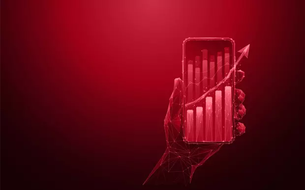 Wachstum visualisiert durch digitale Hand mit Smartphone, darauf Balkendiagramm mit steigender Kurve und Pfeil nach oben auf rotem Hintergrund in Polygonoptik.