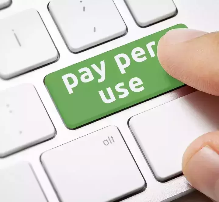 Pay per use dargestellt durch Finger, der grüne Taste mit Aufschrift „Pay per use“ auf weißer Computertastatur drückt.