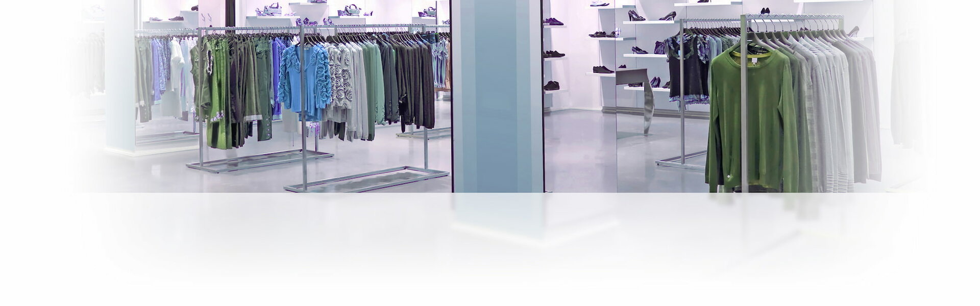 Kleiderware in einem Verkaufsraum