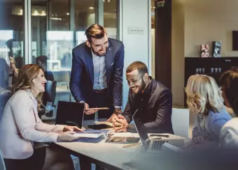 Kolleginnen und Kollegen von abcfinance bei der Teamarbeit