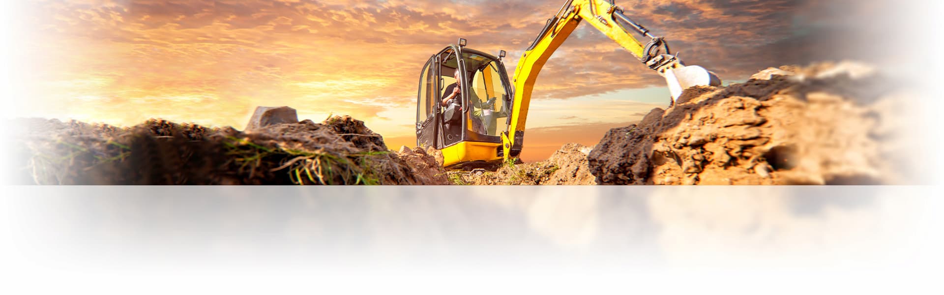 Ein Baggerführer am Steuer seines Schaufelbaggers.