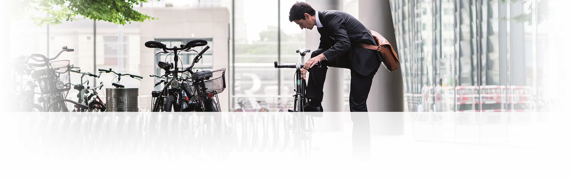 Mann steigt auf sein Fahrrad 