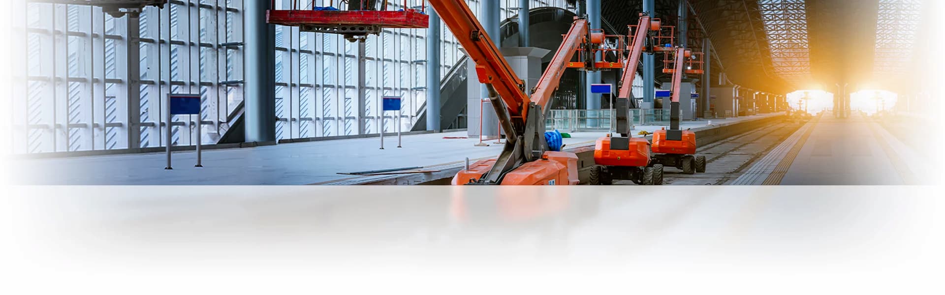 Hebebuehnen in einer Bahnhofshallen-Baustelle