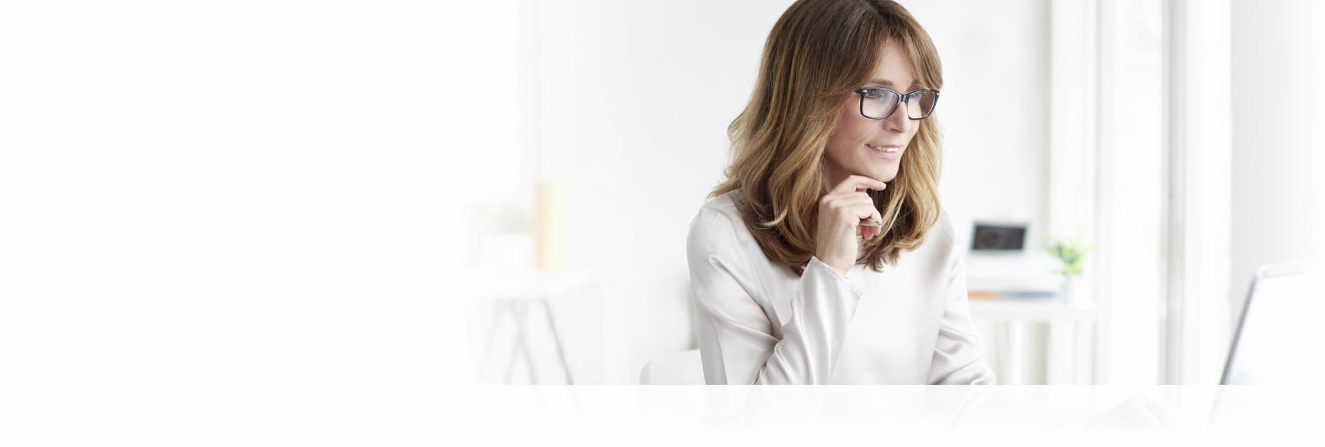 Frau mit konzentrierte Blicke auf den Bildschirm