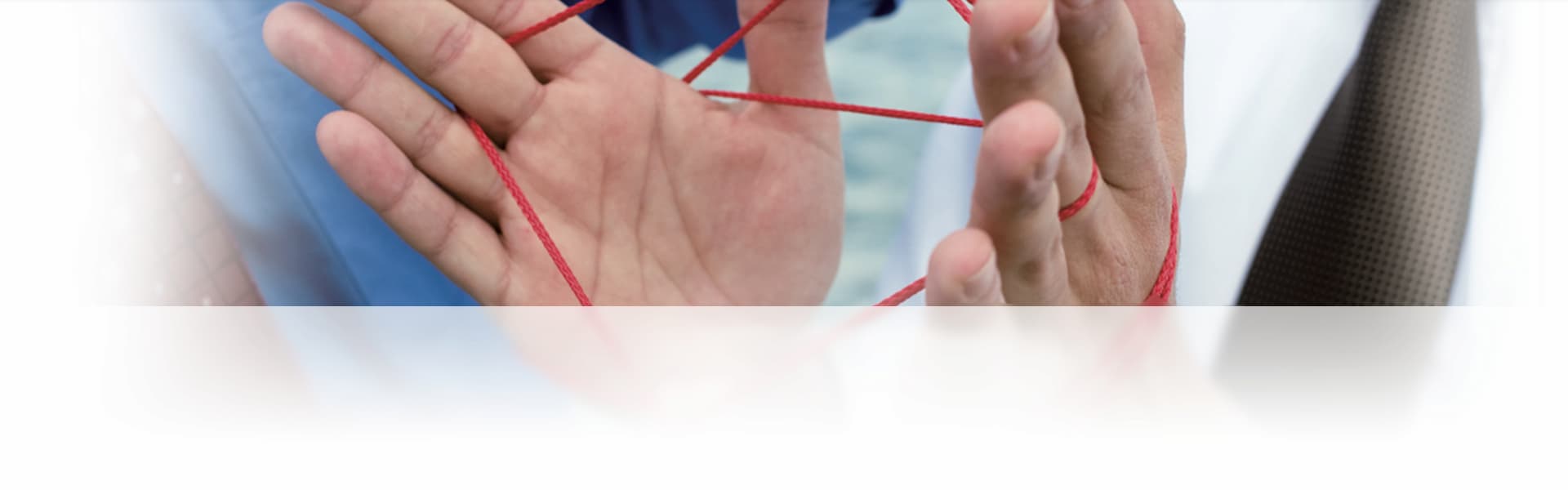 Hände die mit einem Faden spielen