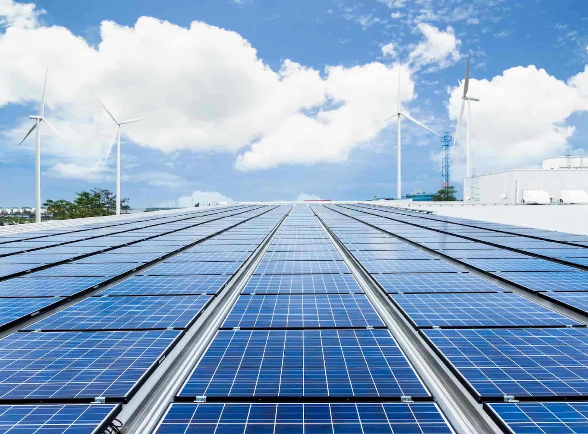 Solardach installation mit Solarmodulen