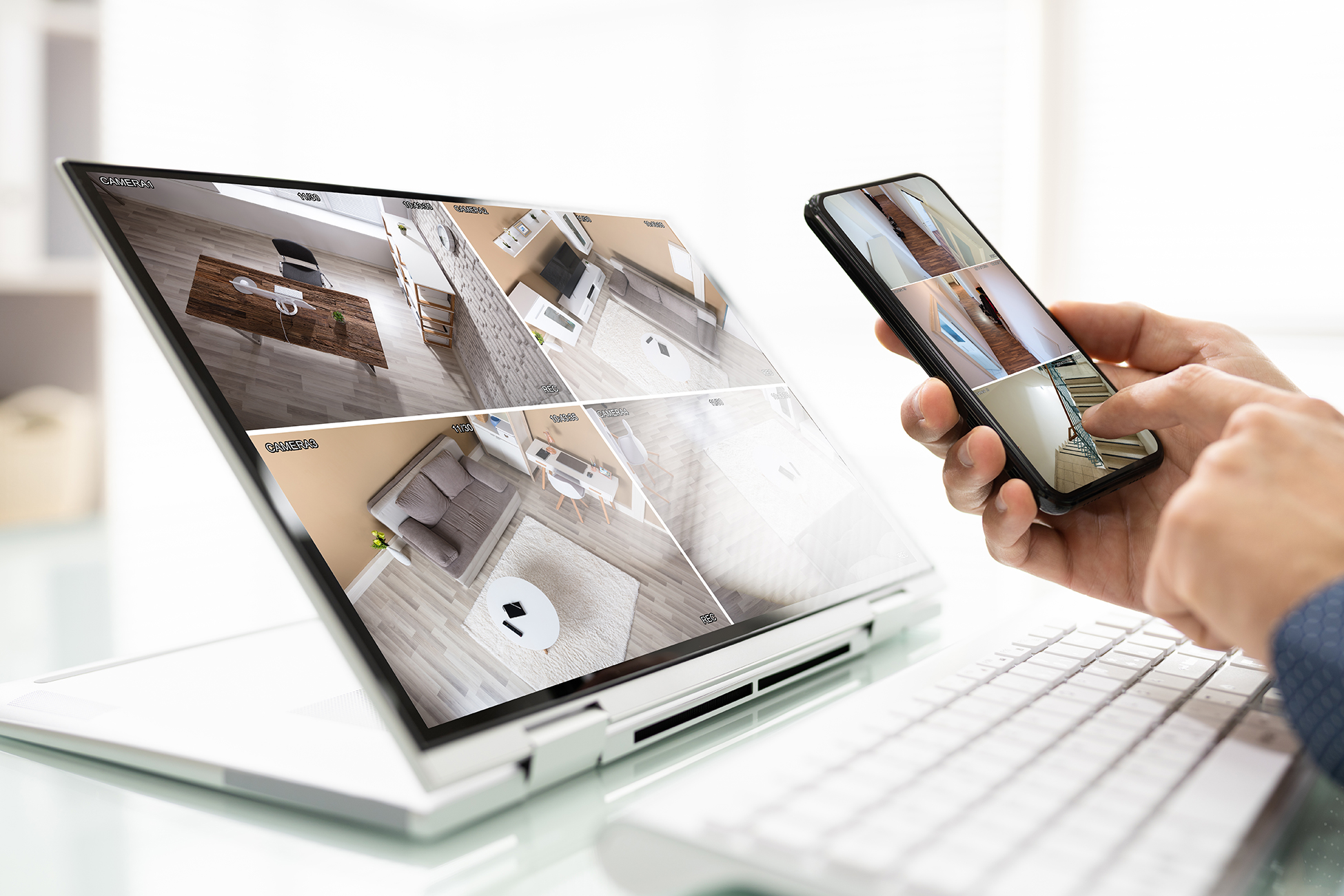 Auf Laptop und Mobiltelefon sind die Bilder der Überwachungskamera zu sehen