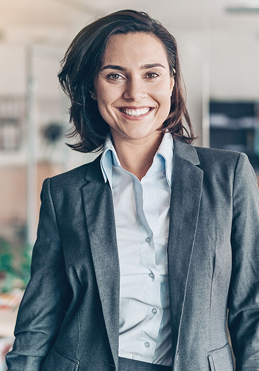 Business Frau auf der Suche nach dem richtigen Factoring Anbieter